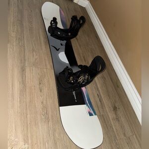 Women's Burton Yeasayer Flying V Snowboard w/ Burton Lexa Snowboard Bindings.